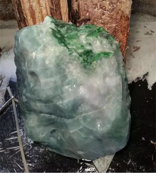 垮石重生 当科技之光点亮腐朽翡翠，雕刻师化寻常为传世